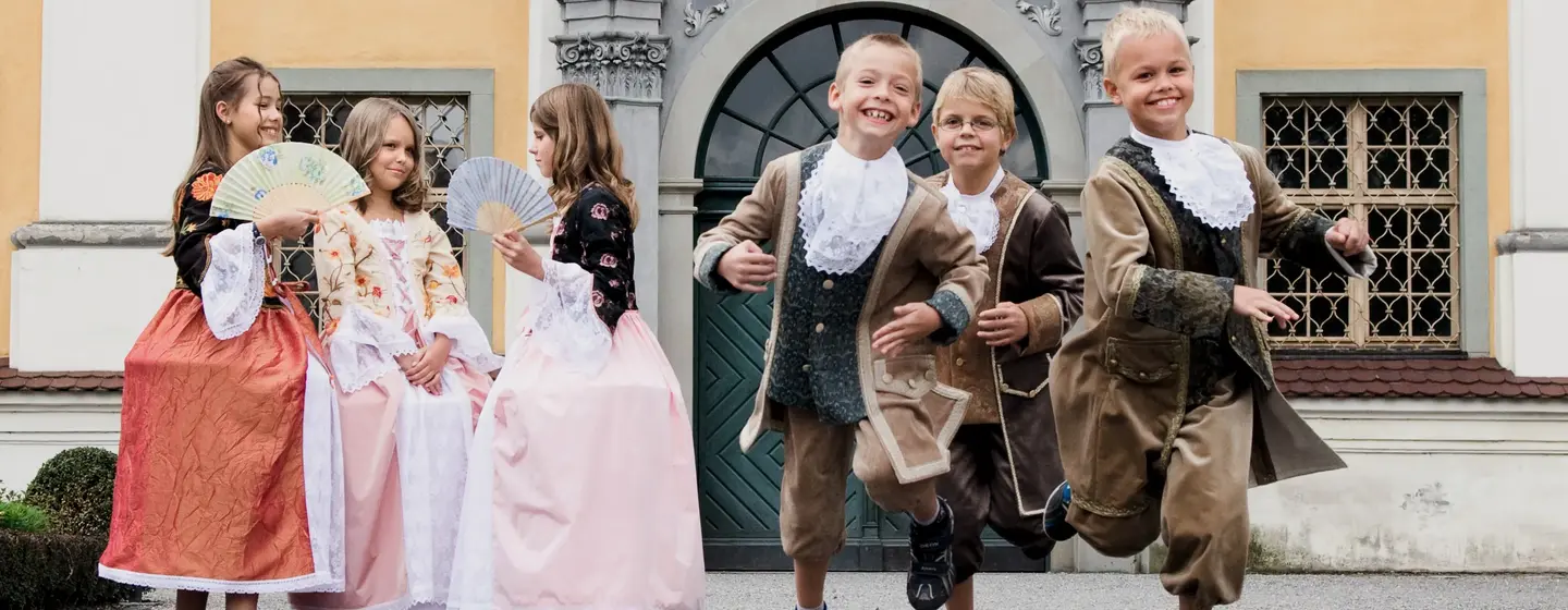 Foto: Staatliche Schlösser und Gärten Baden-Württemberg, Ortsverwaltung Schussenried Neues Schloss Tettnang, Kinder beim Spiel im Hof